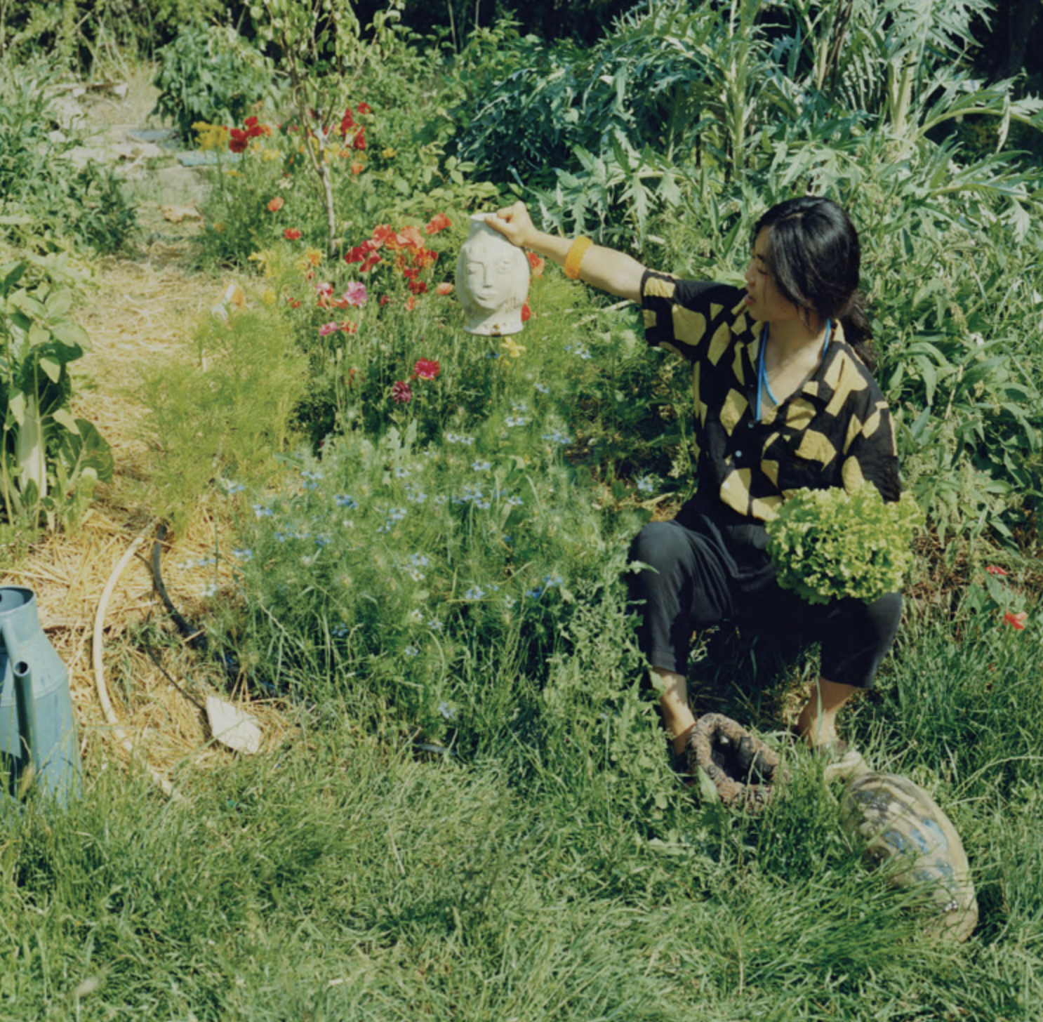 une femme dans un jardin